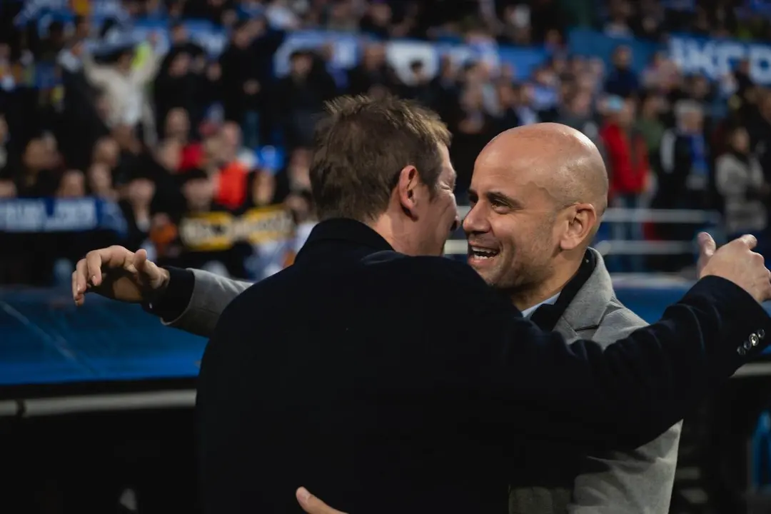 Miguel &Aacute;ngel Ram&iacute;rez, entrenador del Real Zaragoza, abrazando a Ramis / MARCOS CEBRI&Aacute;N