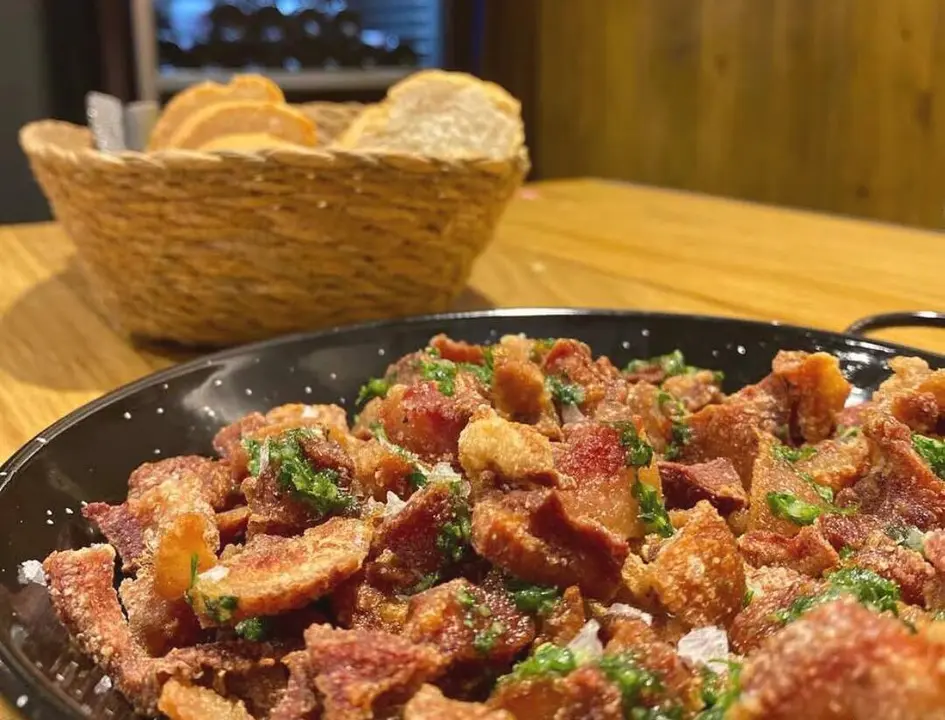 En este local buscan recuperar el arte de cocinar la casquer&iacute;a / El Corral de la Delfina