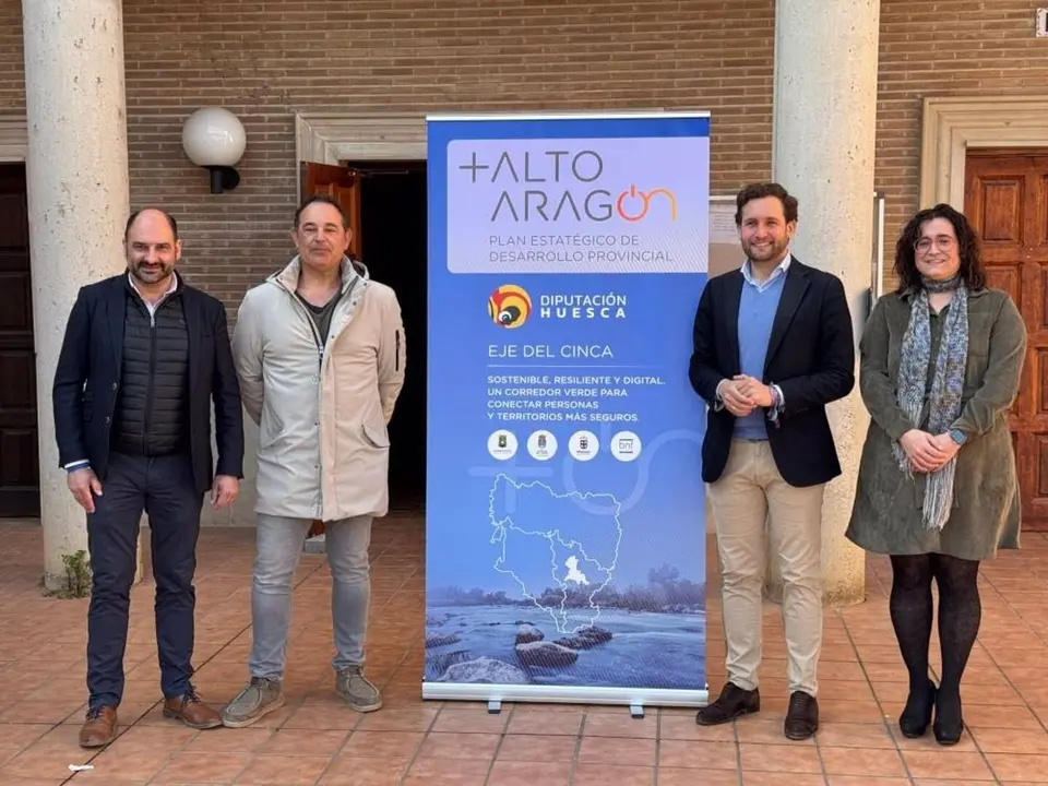 De izquierda a dercha, el alcalde de Barbastro, Fernando Torres; el teniente alcalde de Castej&oacute;n del Puente, Carlos Barrau, el presidente de la DPH y alcalde de Monz&oacute;n, Isaac Claver; y la alcaldesa de Bin&eacute;far, Patricia Rivera - DPH