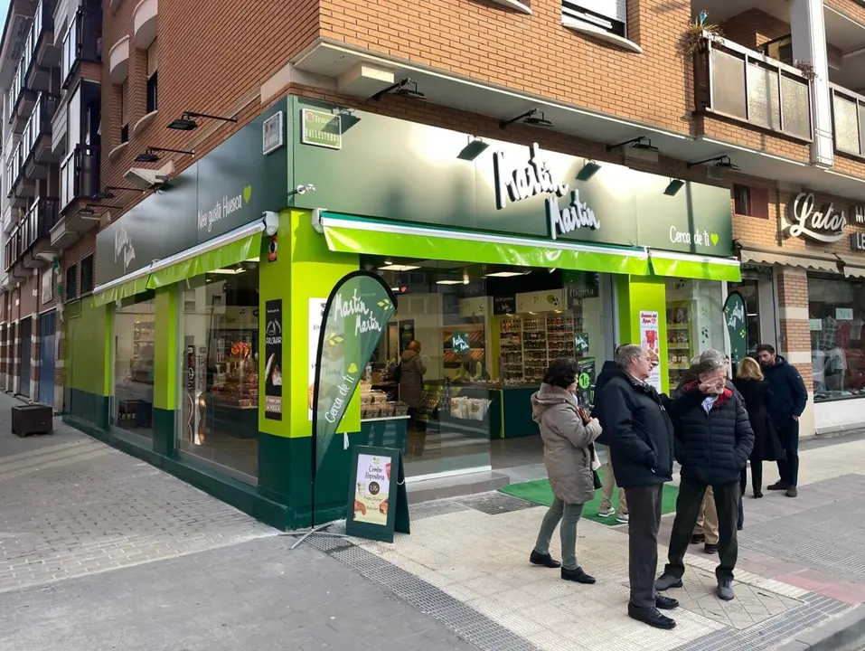 Fachada nueva tienda Mart&iacute;n Mart&iacute;n en Huesca