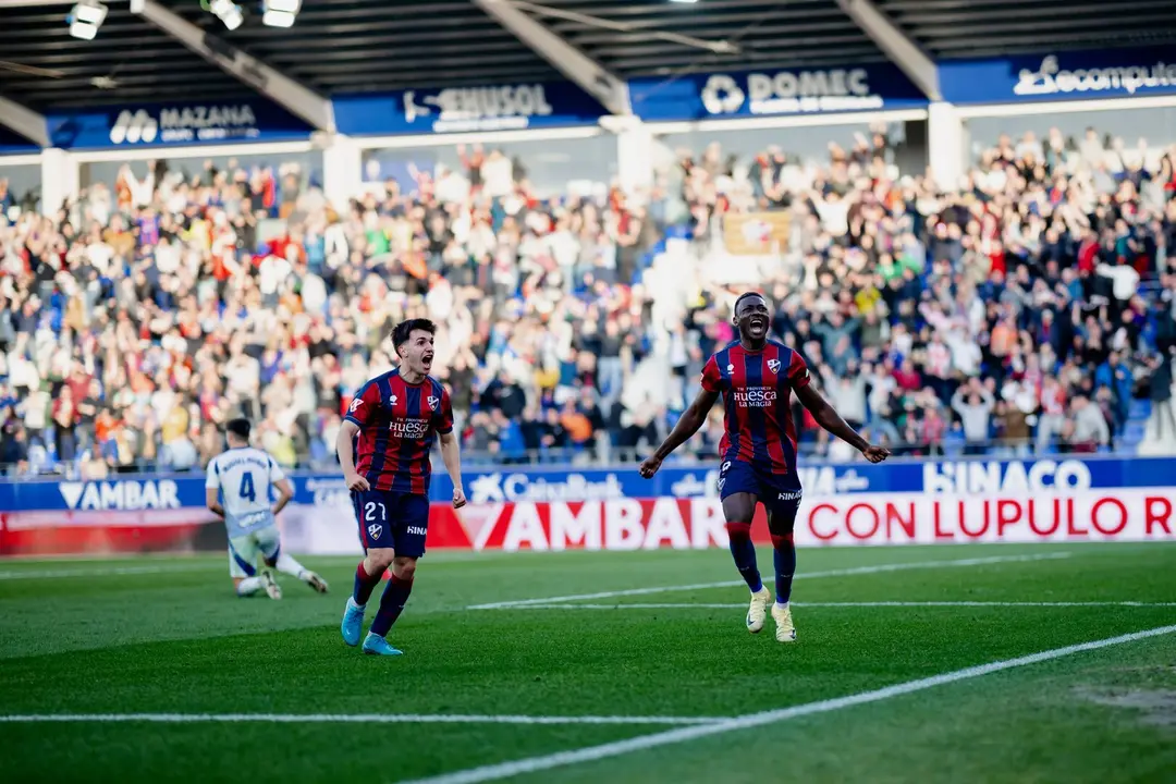 Celebraci&oacute;n de Soko tras marcar ante el Granada / SD HUESCA