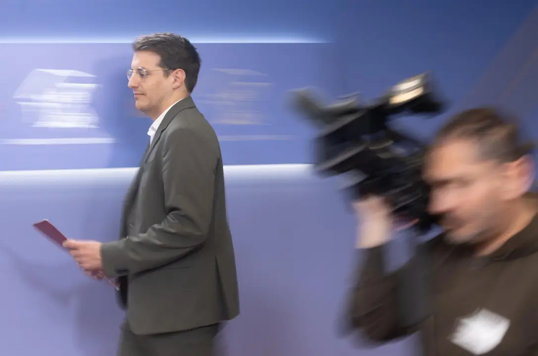 El diputado Jorge Pueyo a su llegada a una rueda de prensa ./ Eduardo Parra - Europa Press