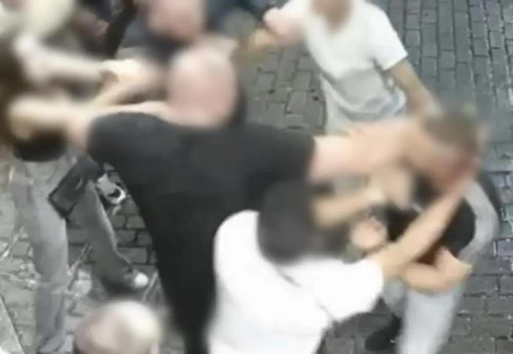 Imagen de la pelea en la plaza de Salamero en Zaragoza /H.A.