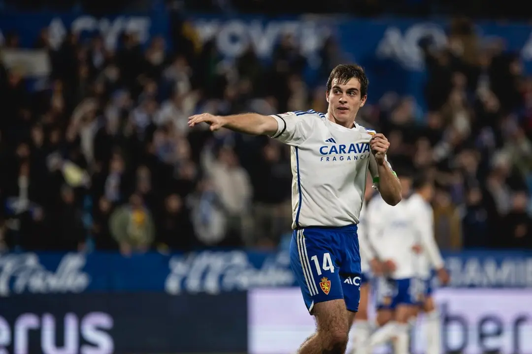 Francho Serrano agarr&aacute;ndose el escudo del Real Zaragoza / Marcos Cebri&aacute;n