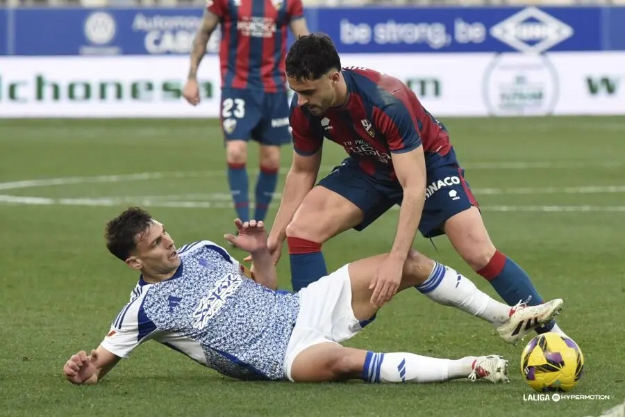 Rub&eacute;n Pulido, jugador de la SD Huesca, junto a Lucas Boy&eacute; / LALIGA