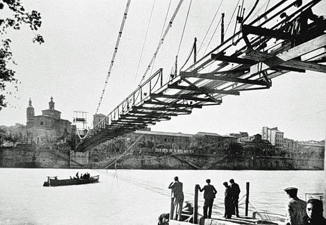 La barca del t&iacute;o Toni, mientras se construye la pasarela que la sustituy&oacute; / Gran Archivo Zaragoza Antigua
