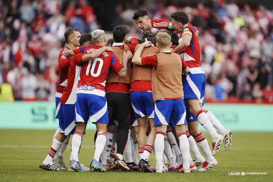 Celebraci&oacute;n del Granada tras ganar al Sporting / LALIGA