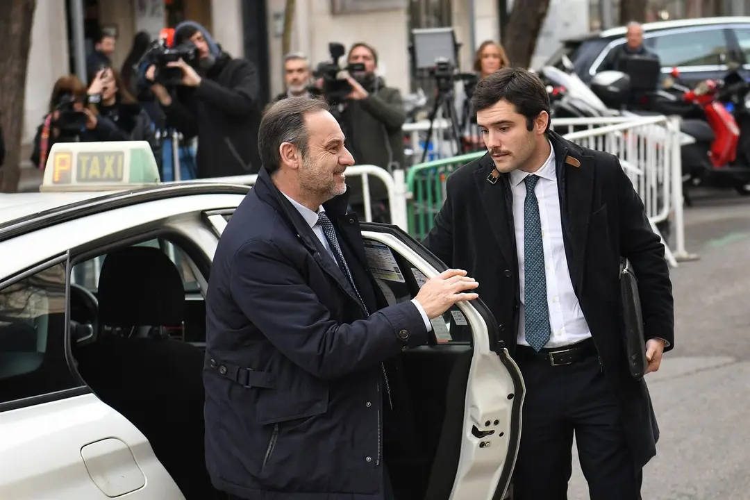 El ex ministro de Transportes Jos&eacute; Luis &Aacute;balos (c) llega a declarar al Tribunal Supremo, a 20 de febrero de 2025, en Madrid (Espa&ntilde;a). - Fernando S&aacute;nchez - Europa Press