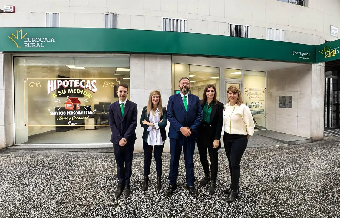 Jaime Yunta, Mar&iacute;a Jos&eacute; Mart&iacute;nez, Carlos Mart&iacute;n-Salas, Paula Garc&iacute;a Y Silvia D&iacute;az Ante La Nueva Oficina. ./ EUROCAJA RURAL