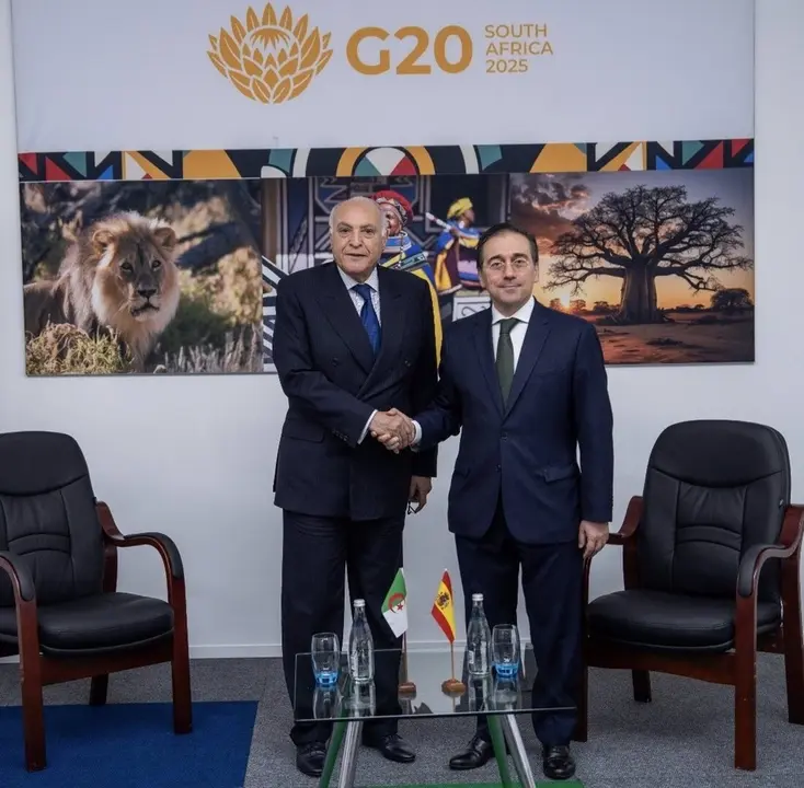 El ministro de Asuntos Exteriores, UE y Cooperaci&oacute;n, Jos&eacute; Manuel Albares, y el ministro de Exteriores de Argelia, Ahmed Attaf, se re&uacute;nen en los m&aacute;rgenes de la cumbre del G20 en Johannesburgo (Sud&aacute;frica) - MINISTERIO DE ASUNTOS EXTERIORES, UE Y COOPERACI&Oacute;N
