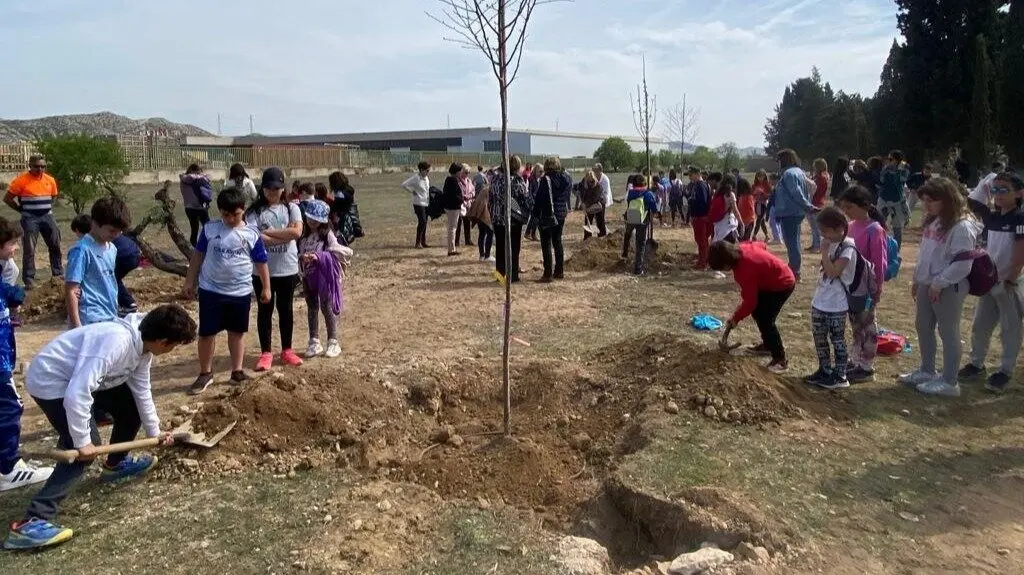 Plantaci&oacute;n de &aacute;rboles en el Parque de las Letras de La Puebla de Alfind&eacute;n en la edici&oacute;n 2024 del proyecto. / HA