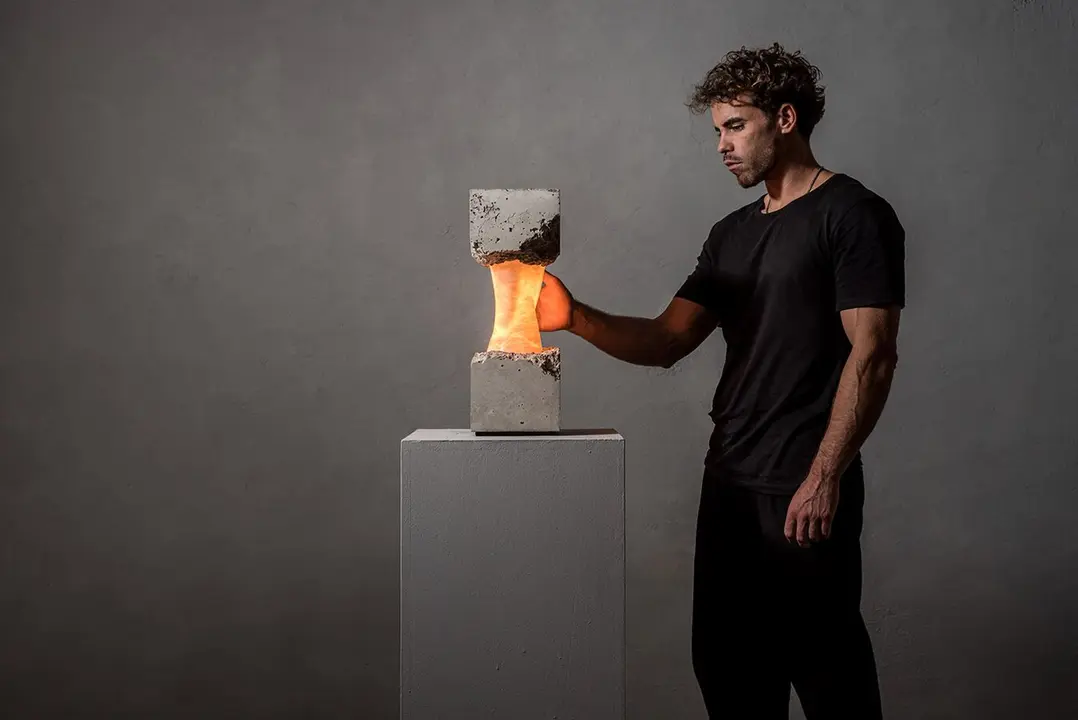 Aran Lozano forma, junto a una de las l&aacute;mparas creadas en el estudio / Amarist Studio