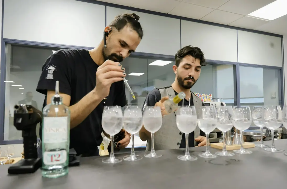 Joan Bebop y Marcos Concepci&oacute;n preparan los gin-tonics en copa de vino. /Gabi Orte Chilindr&oacute;n