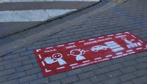 Pasos de cebra con pictogramas en Alca&ntilde;iz.