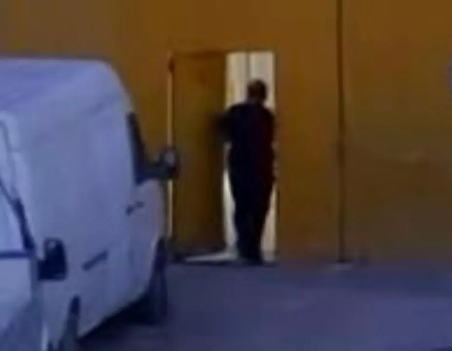 Imagen de una de las investigadas entrando al presunto taller donde presuntamente vend&iacute;an ropa de 'zara' /H.A.