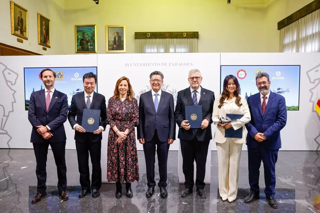 Acto de la firma del convenio de colaboraci&oacute;n entre Zaragoza y una delegaci&oacute;n de la ciudad china de Guangzhou para desarrollar un laboratorio de de seguridad en vuelos a baja altitud - CHUS MARCHADOR