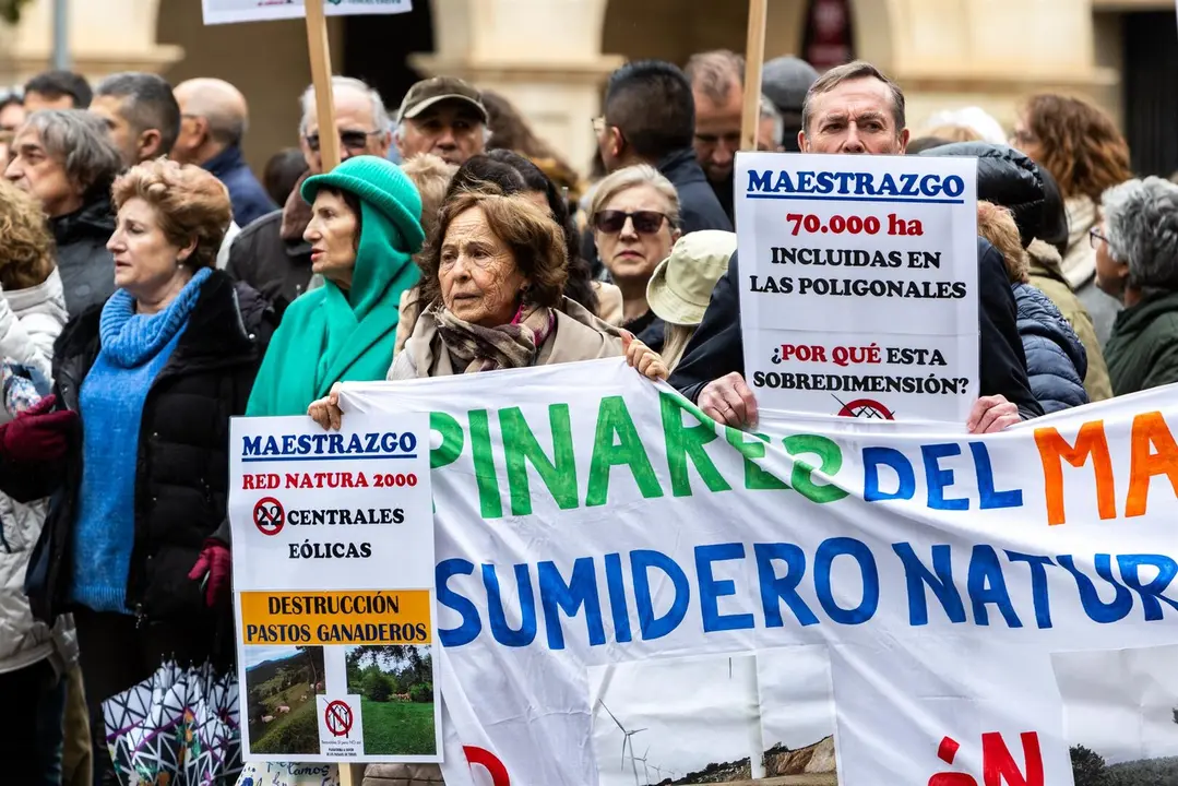 Varias personas en Teruel durante una concentraci&oacute;n convocada por Teruel Existe, con el apoyo de Aliente, con el lema &lsquo;Salvemos el Maestrazgo. &iexcl;Teruel as&iacute; no!&rsquo; para rechazar la construcci&oacute;n del macroproyecto de energ&iacute;as renovables Cl&uacute;ster Maestrazgo. - Javier Escriche - Europa Press