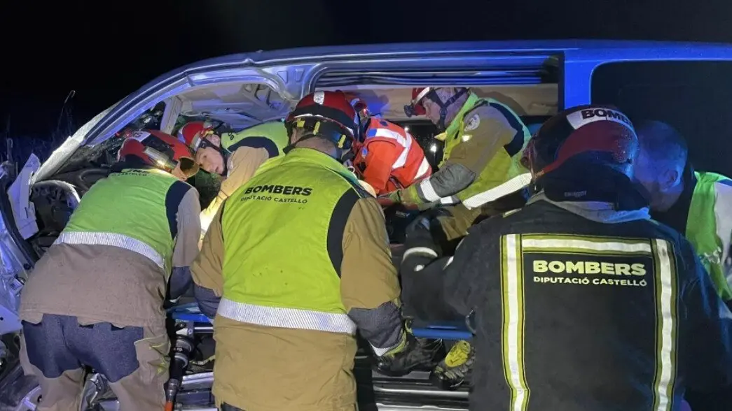 Bomberos interviniendo en el accidente / Diputaci&oacute;n de Castell&oacute;n
