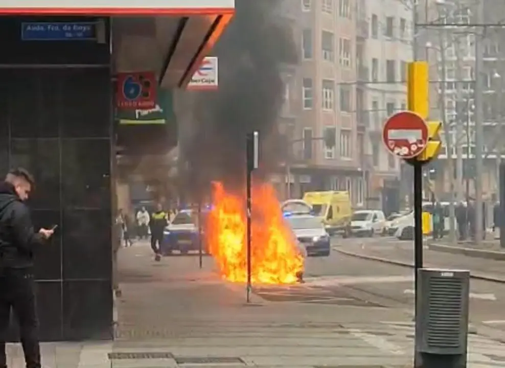 Incendio de un coche en Zaragoza: se quema en minutos en Gran V&iacute;a
