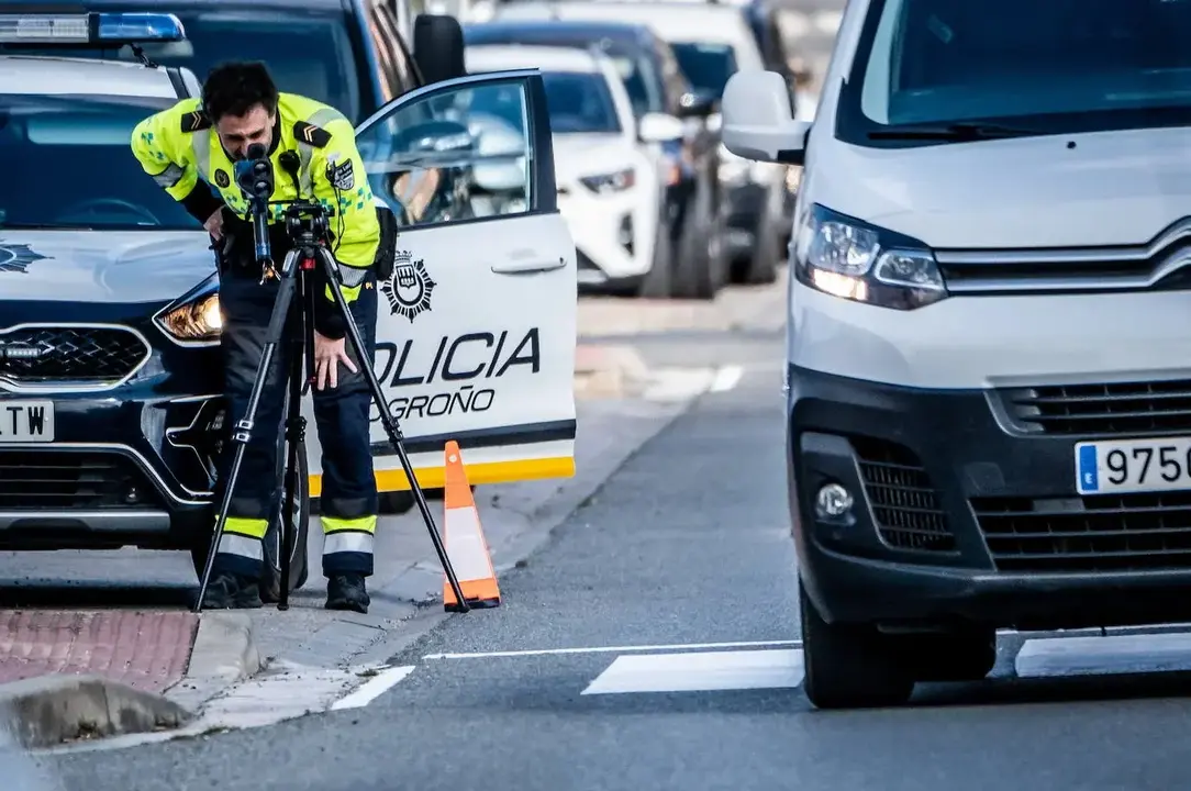 Guardia Civil con radar m&oacute;vil