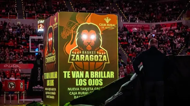 Lanzamiento de la tarjeta este pasado s&aacute;bado antes del partido / Caja Rural