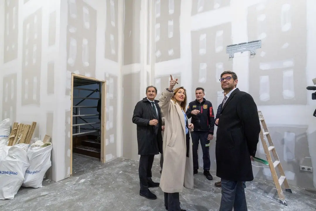 La alcaldesa de Zaragoza, Natalia Chueca, visita las obras de la nueva comisar&iacute;a. AZ