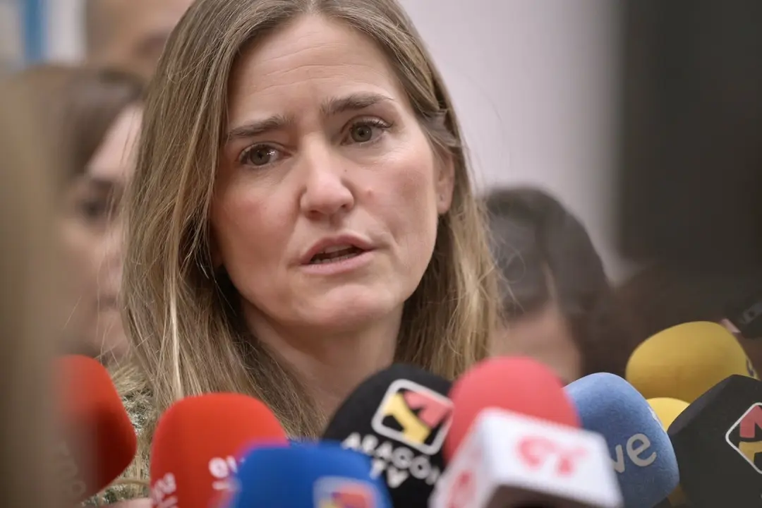 La vicepresidenta Tercera del Gobierno y Ministra para la Transici&oacute;n Ecol&oacute;gica y el Reto Demogr&aacute;fico, Sara Aagesen, atiende a los medios a su llegada a la inauguraci&oacute;n de los cert&aacute;menes SMAGUA-SPAPER-EXPOFIMER, en la Feria de Zaragoza. - Marcos Cebri&aacute;n - Europa Press