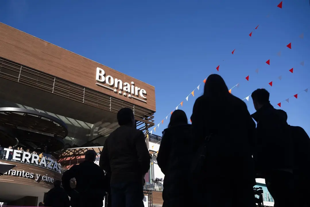 Clientes y visitantes durante la reapertura de gran parte de las tiendas del centro comercial de Bonaire, a 13 de febrero de 2025, en Aldaia, Valencia. Foto de archivo. / Jorge Gil - Europa Press