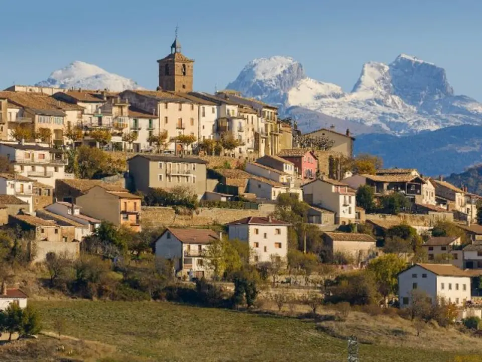 El precioso pueblo aragon&eacute;s que est&aacute; en lo alto un cerro entre Huesca y Navarra