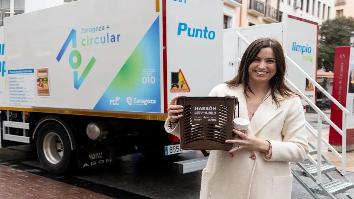 La consejera municipal de Medio Ambiente y Movilidad, Tatiana Gaudes, presenta los cubos dom&eacute;sticos para residuos org&aacute;nicos. AZ