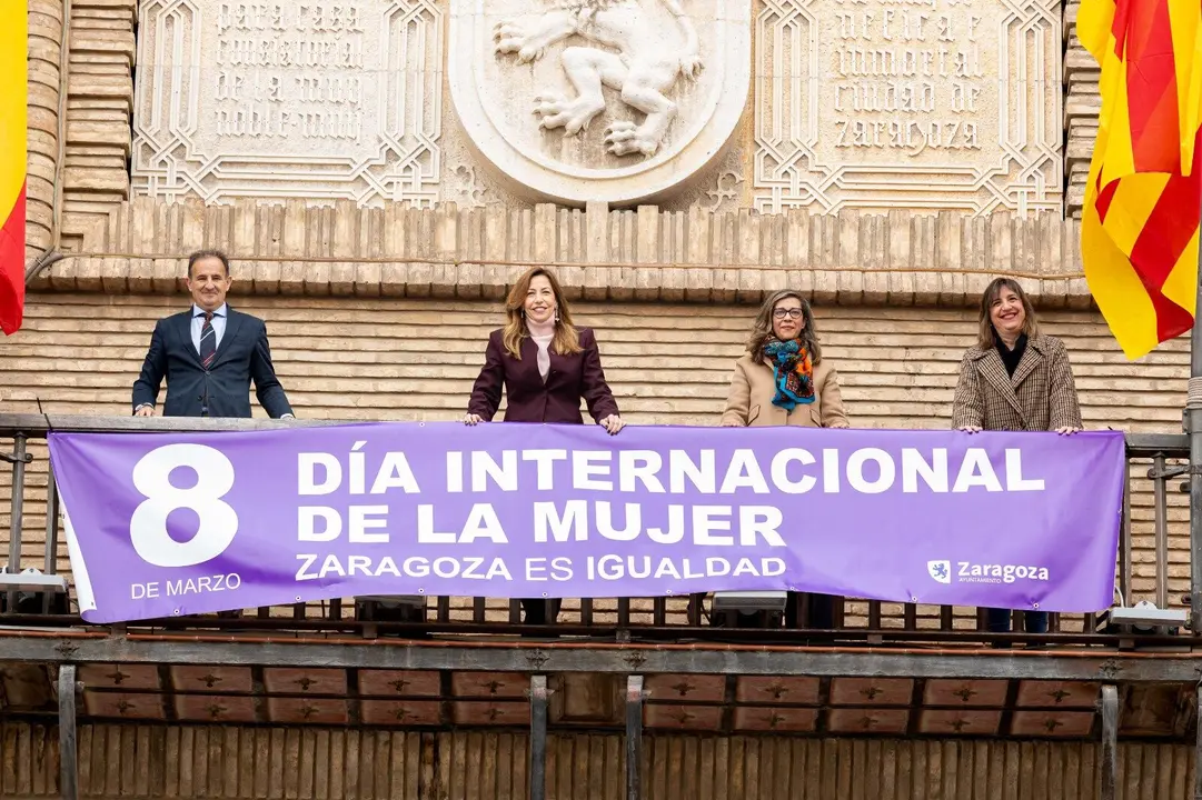 Colocaci&oacute;n de la pancarta del 8M en el balc&oacute;n del Ayuntamiento de Zaragoza. AZ
