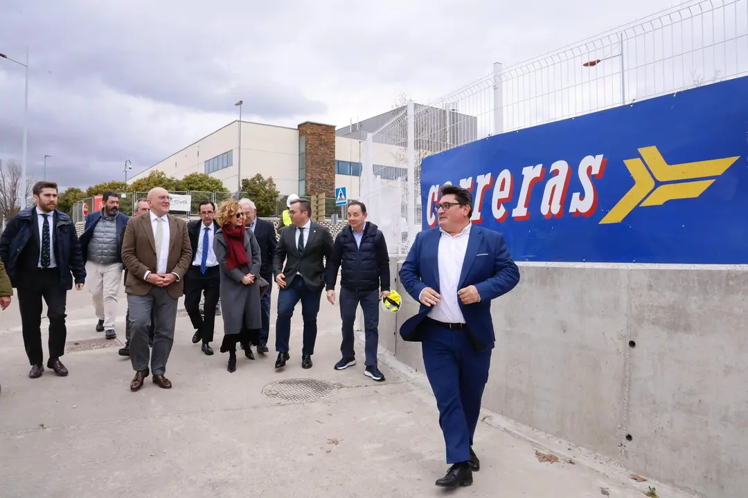 Visita del  Ayuntamiento de Valladolid a la nueva nave de Carreras. / Carreras