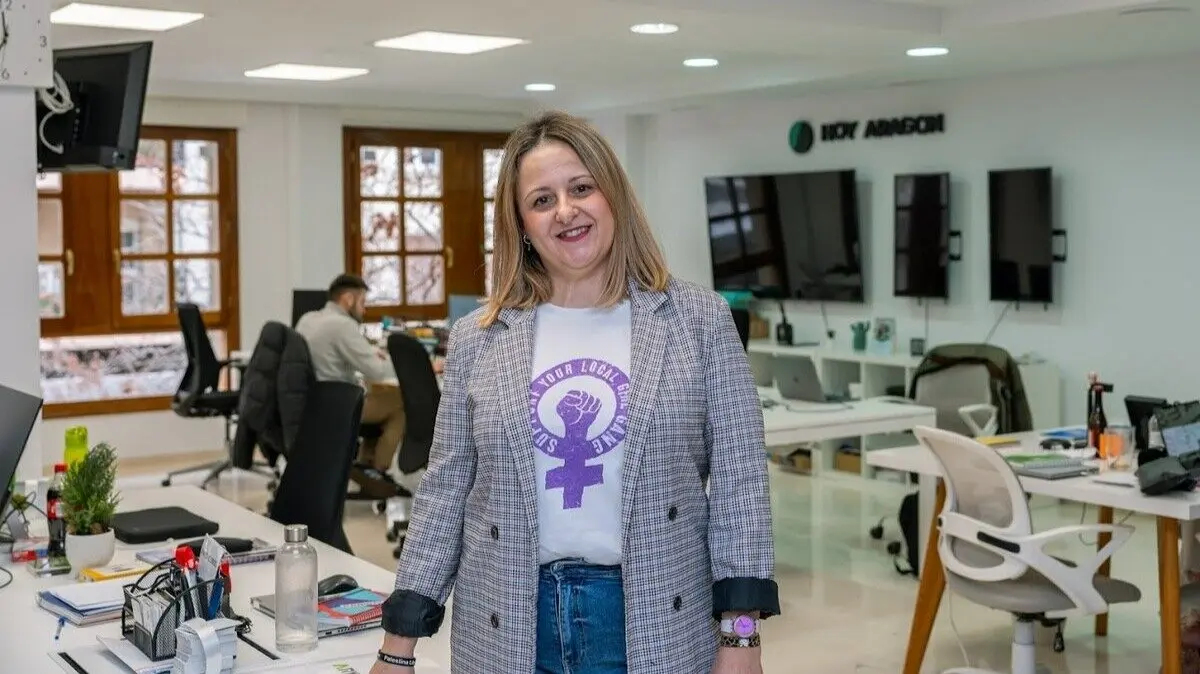 Elena Tom&aacute;s, en la redacci&oacute;n de HOY ARAG&Oacute;N / &Aacute;lvaro Calvo