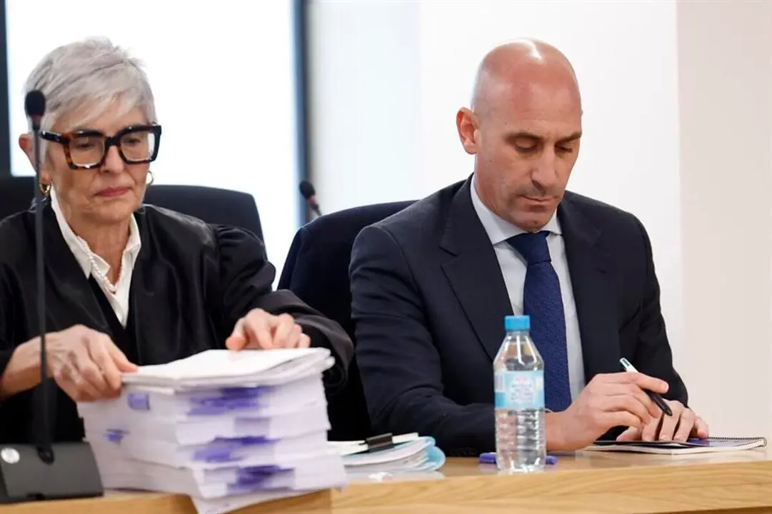 Rubiales rechaza la condena de multa y recurre: el beso a Jenni Hermoso fue por la euforia