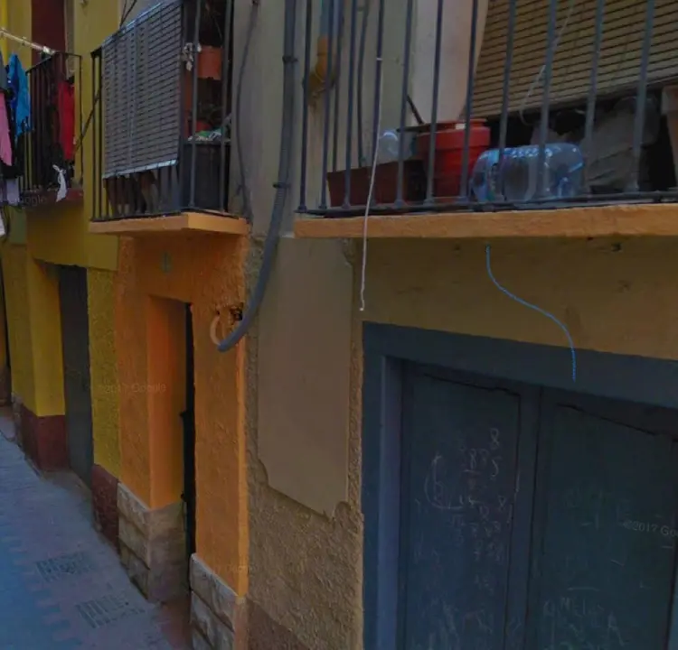 Imagen del piso en la calle Miguel de Ara donde el clan de argelinos llevaba a cabo la venta de droga y ocultaba objetos robados /Google Maps