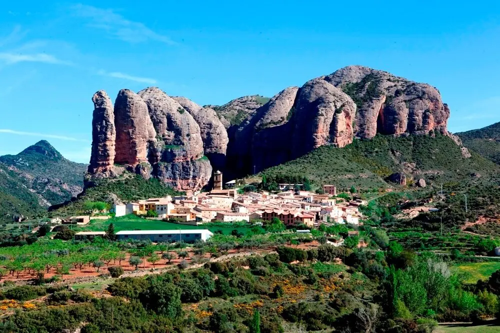 Vistas del pueblo de Ag&uuml;ero y sus mallos. / Turismo Arag&oacute;n