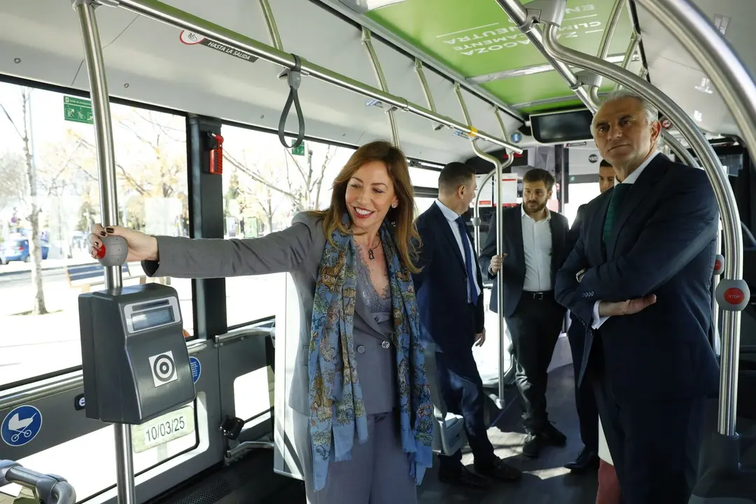 La alcaldesa, Natalia Chueca, presentaci&oacute;n de los primeros Mercedes Benz eCitaro&nbsp;100%&nbsp;el&eacute;ctricos. AZ
