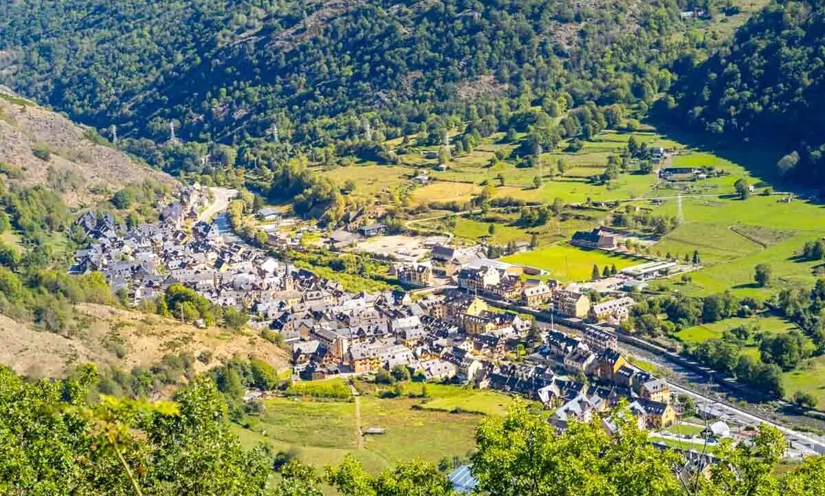 Vistas a&eacute;reas del pueblo. / Catalu&ntilde;a Turismo