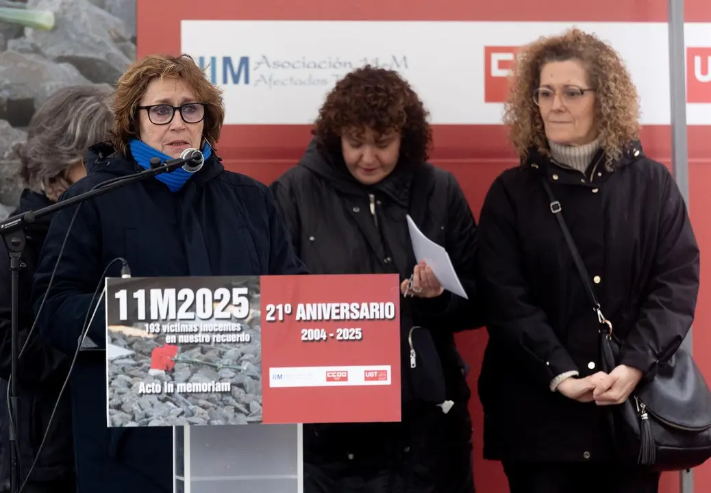 La presidenta de la Asociaci&oacute;n 11-M, Montserrat Soler, la secretaria general de UGT de Madrid, Susana Huertas, y la secretaria general de CCOO de Madrid, Paloma Vega L&oacute;pez, durante un acto in memoriam y ofrenda floral, organizado por la Asociaci&oacute;n 1 / EP