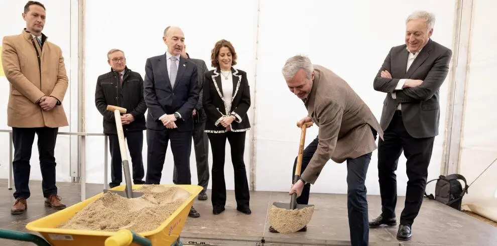 El presidente Azc&oacute;n coloca la primera piedra de la nave y el hangar de dirigibles estratosf&eacute;ricos en el Aeropuerto de Teruel. El presidente Azc&oacute;n coloca la primera piedra de la nave y el hangar de dirigibles estratosf&eacute;ricos en el Aeropuerto de Teruel. / DGA - Fabi&aacute;n Sim&oacute;n