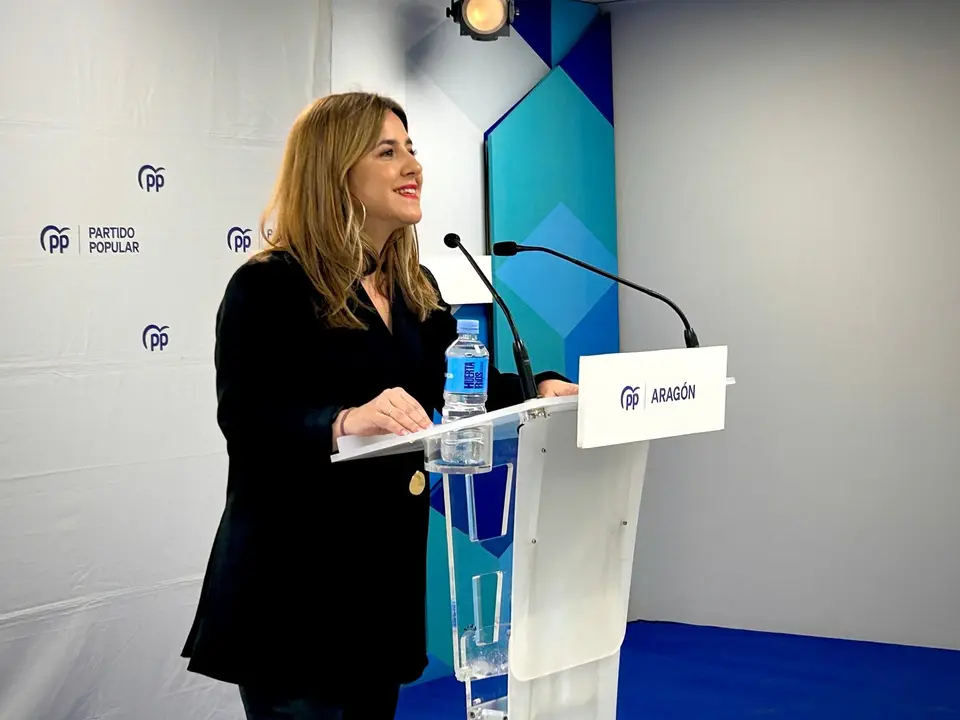 La vicesecretetaria general del PP aragon&eacute;s, Roc&iacute;o D&iacute;var, en la rueda de prensa