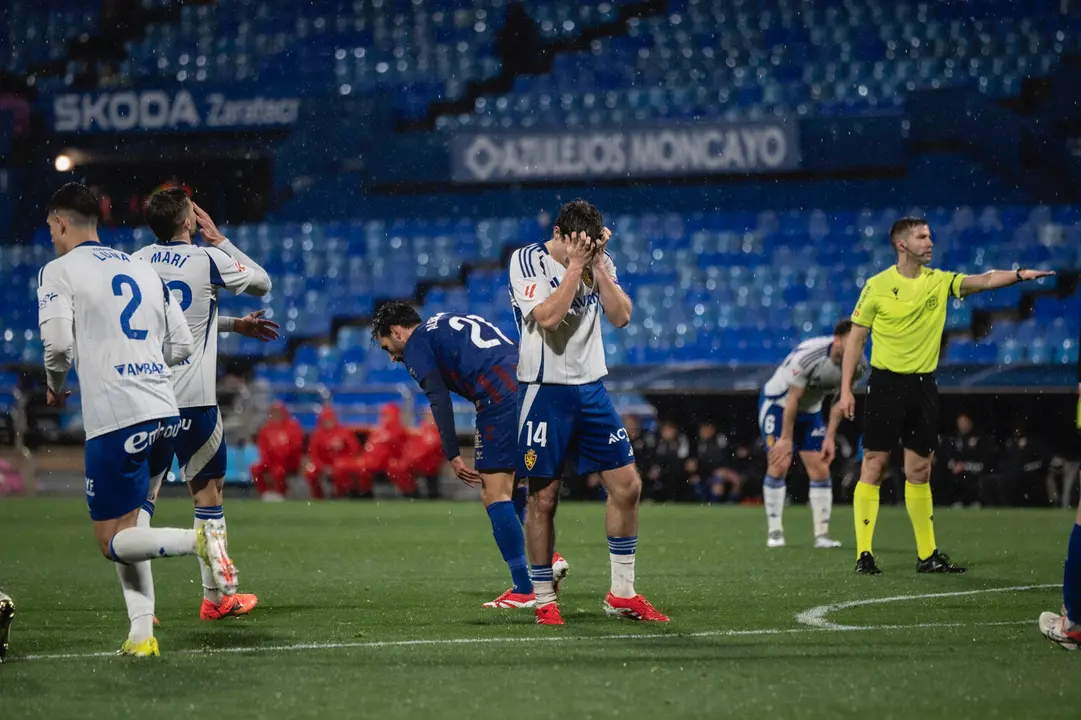 El Real Zaragoza en La Romareda / MARCOS CEBRI&Aacute;N