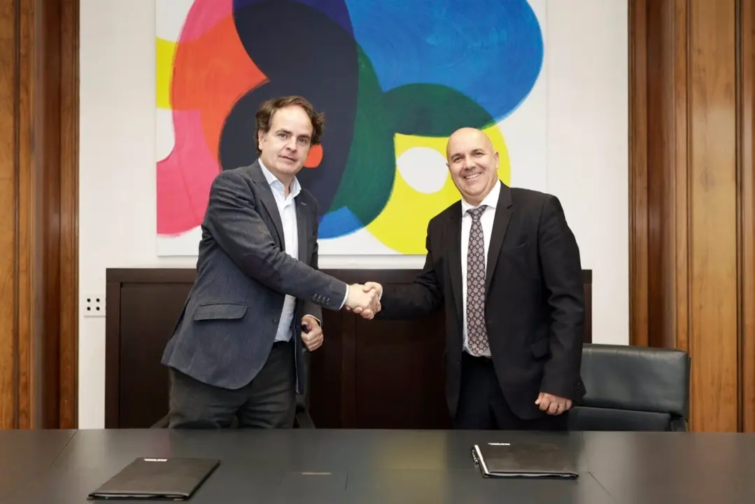 El consejero de Hacienda, Interior y Administraci&oacute;n P&uacute;blica del Gobierno de Arag&oacute;n, Roberto Berm&uacute;dez de Castro, y el director de Administaciones P&uacute;blicas y Grandes Cuentas en Telef&oacute;nica Este, Jordi Gin&eacute;. / DGA.