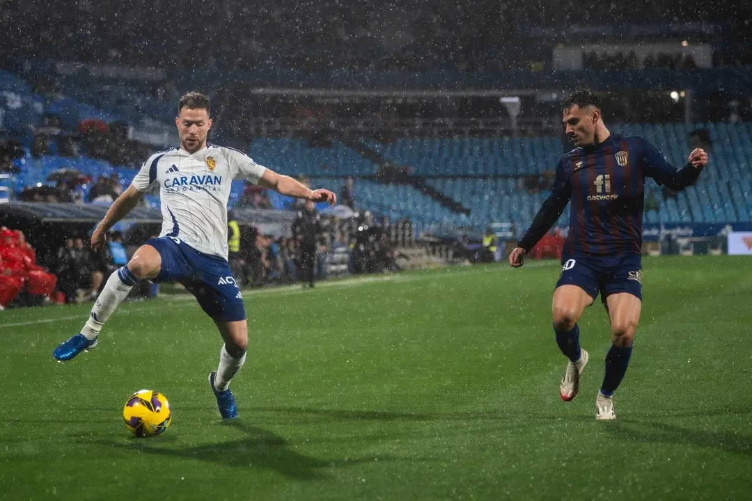 Calero ante el Eldense en una Romareda medio vac&iacute;a / Marcos Cebri&aacute;n