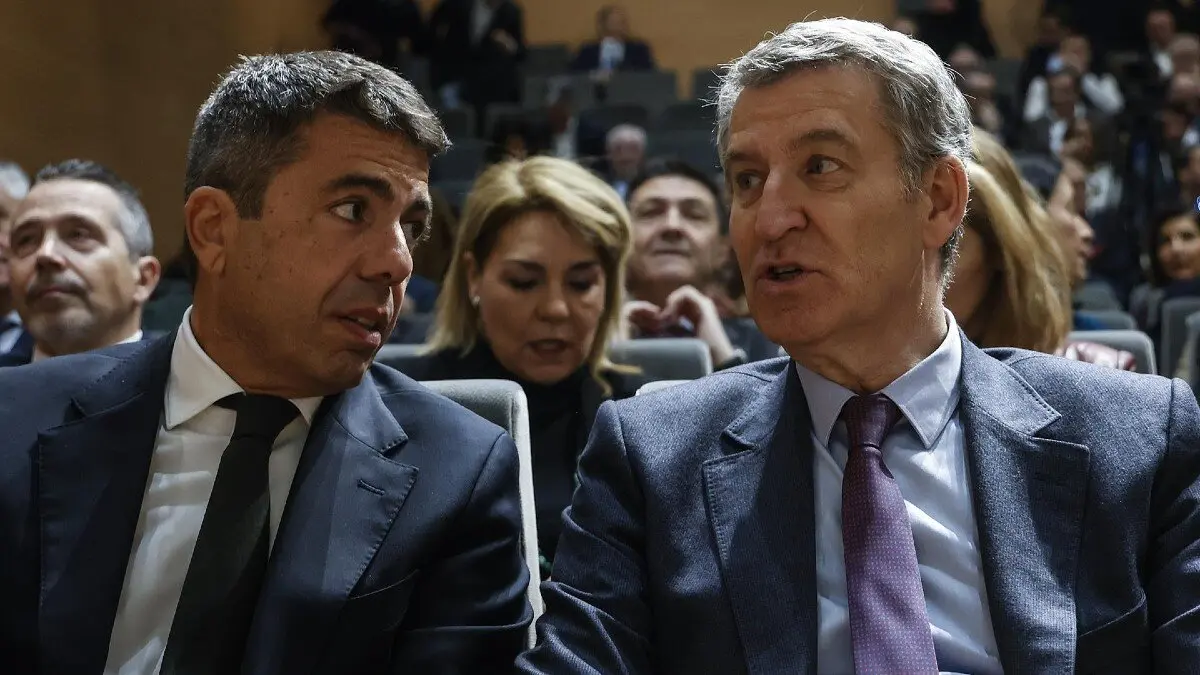 El presidente del Partido Popular, Alberto N&uacute;&ntilde;ez Feij&oacute;o, y el president de la Generalitat, Carlos Maz&oacute;n, durante un encuentro empresarial en Valencia. / EP