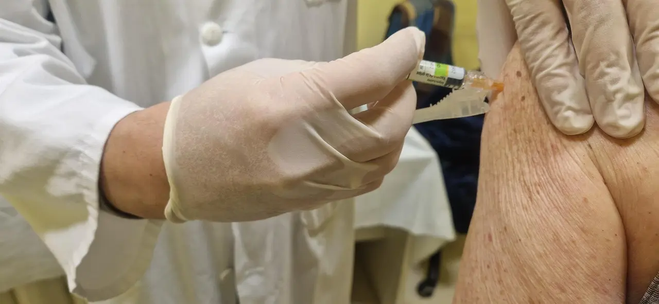 Un profesional sanitario administra una dosis de vacuna a un paciente. / GOBIERNO DE ARAG&Oacute;N