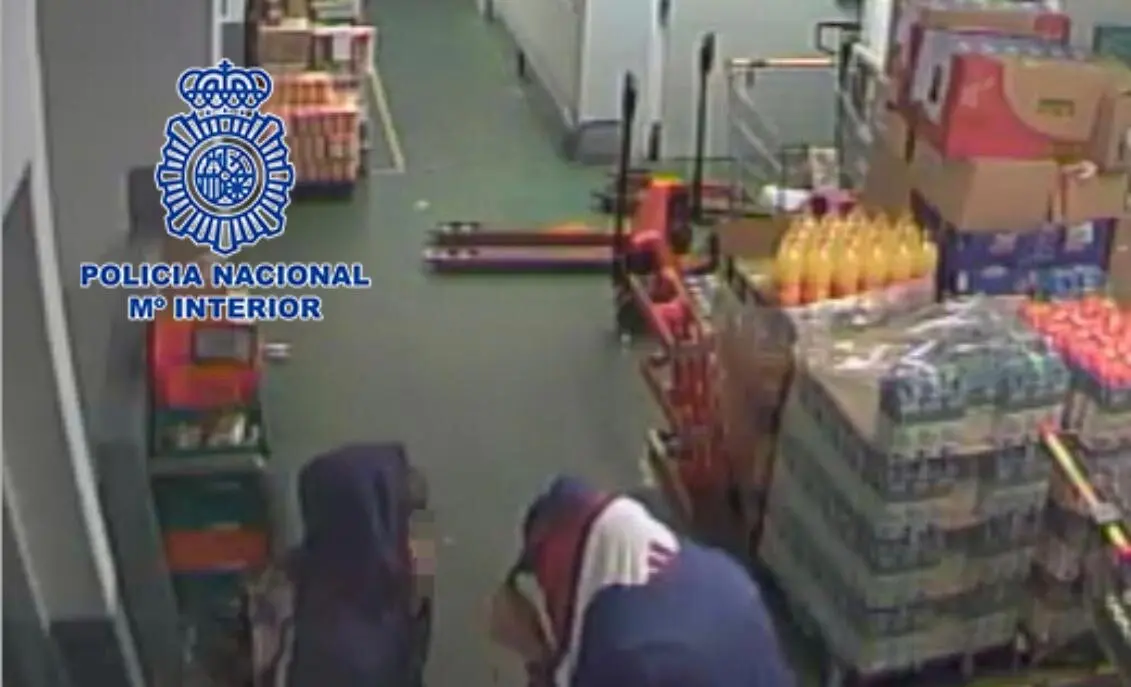 Imagen de un robo cometido por menores de edad en un supermercado /PN