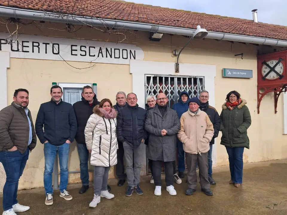 El candidato a la Presidencia del PAR, Alberto Izquierdo, junto a militantes en La Puebla de Valverde. - PAR