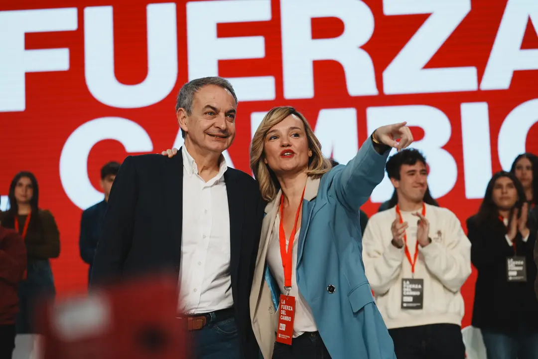 El expresidente del Gobierno, Jos&eacute; Luis Rodr&iacute;guez Zapatero, con la nueva secretaria general de los socialistas en Arag&oacute;n, Pilar Alegr&iacute;a