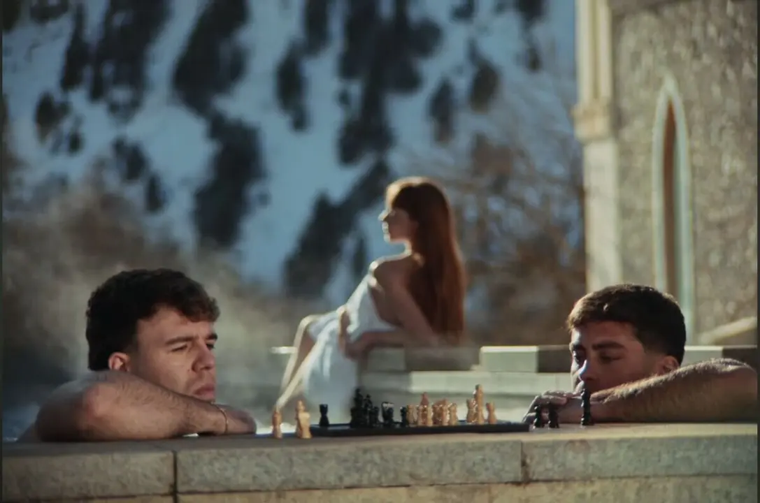 Quevedo y Delaossa durante su videoclip del tema 'Still Luvin'